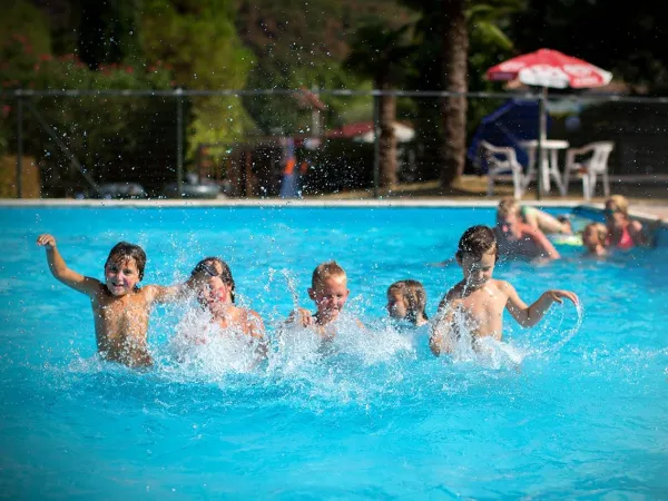 Dzieci bawią się w basenie na kempingu Roan La Rocca Manerba.