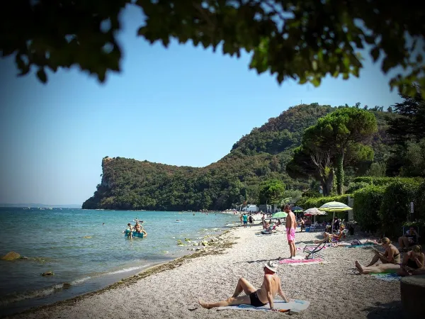 Żwirowa plaża na kempingu Roan La Rocca Manerba.