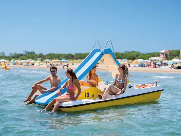 Pedalos przy plaży na kempingu Roan Union Lido Mare.