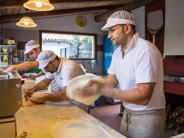 Świeża pizza na kempingu Roan w Rubicone.