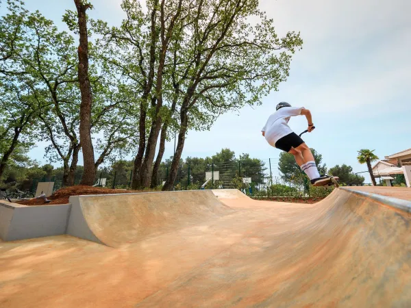 Jazda na łyżwach w skateparku na kempingu Roan Lanterna.