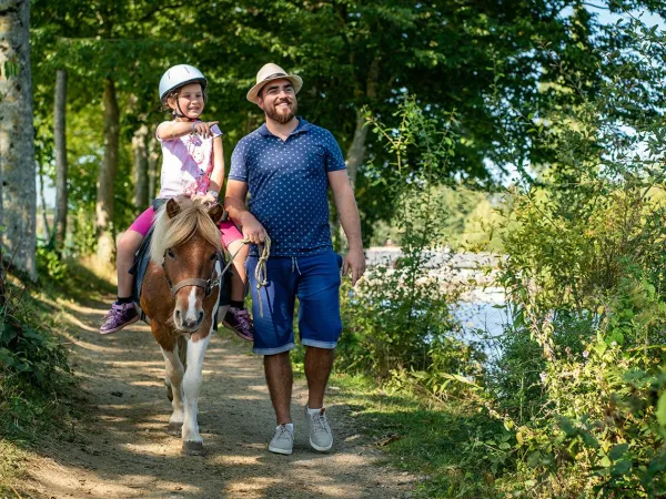 Jazda na kucykach w pobliżu kempingu Roan des Ormes.