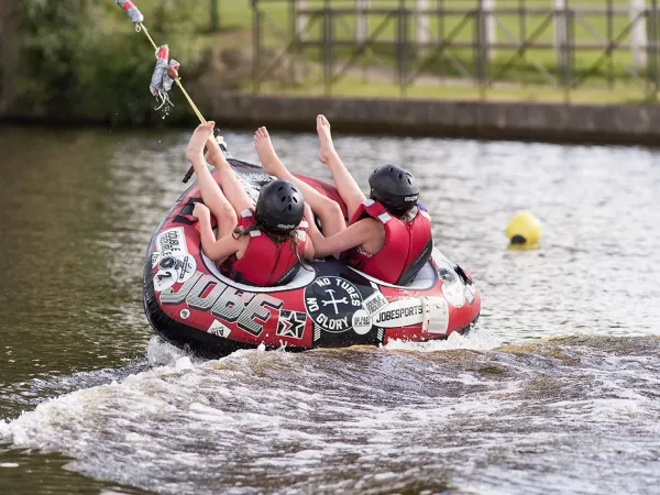 Aktywność wodna na kempingu Roan Des Ormes.