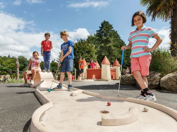 Mini golf na kempingu Roan des Ormes.