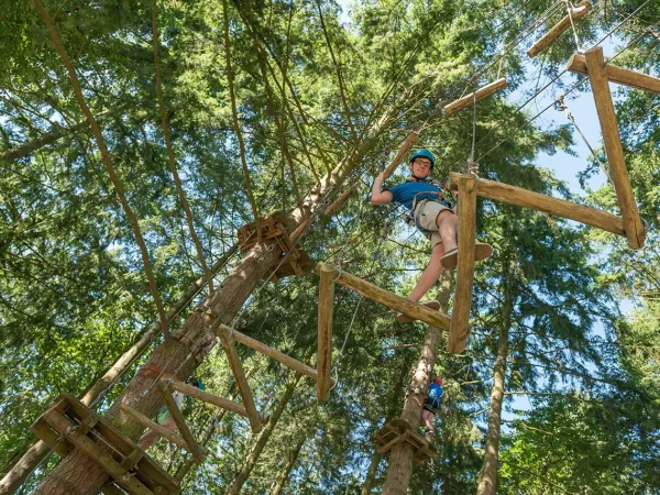 Zajęcia wspinaczkowe na kempingu Roan des Ormes.