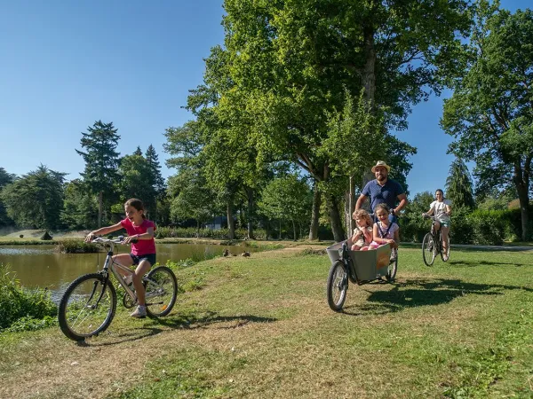 Jazda na rowerze wokół kempingu Roan des Ormes.