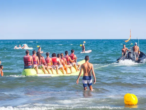 Łodzie bananowe w pobliżu kempingu Roan Club Napoléon.