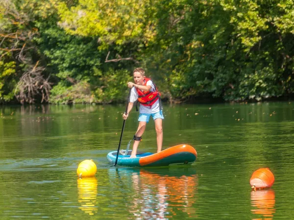 Supboarding w pobliżu kempingu Roan Le Napoléon.