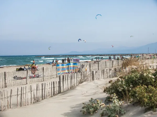 Plaża w pobliżu kempingu Roan Le Soleil Méditerranée.