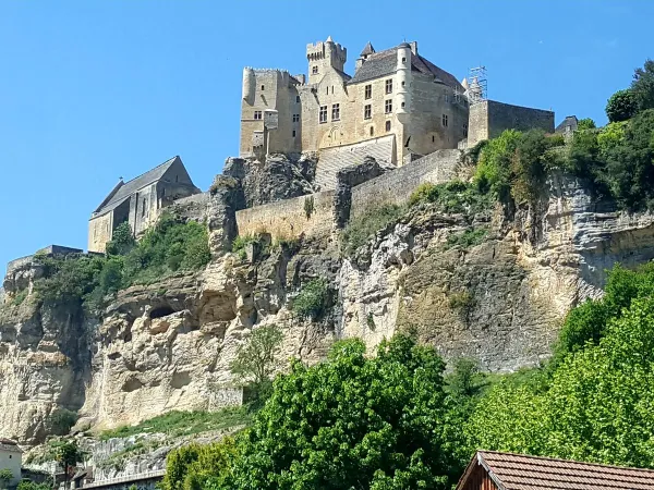 Zamek Beynac w pobliżu kempingu Roan Avit Loisirs.