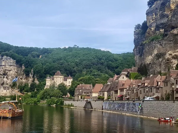 Miejscowość Sarlat w pobliżu kempingu Roan Avit Loisirs.