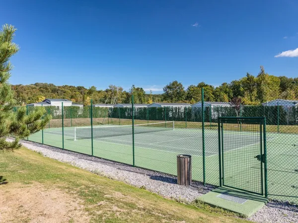Kort tenisowy na kempingu Roan du Vieux Pont.