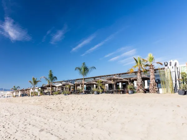 Restauracja na plaży w pobliżu kempingu Roan De Canet.