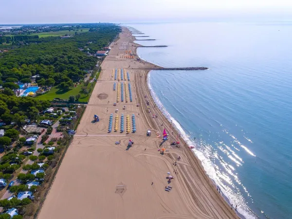 Widok na plażę na kempingu Roan Mediterraneo.