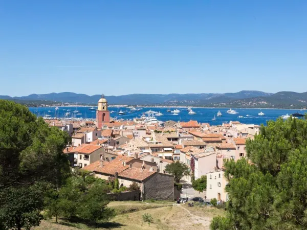 Miasto Saint Tropez w pobliżu kempingu Roan Domaine de la Noguière.