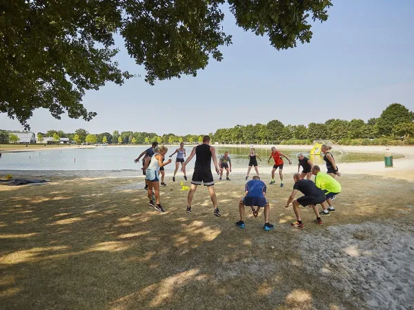 Bootcamp na plaży na kempingu Roan Terspegelt.