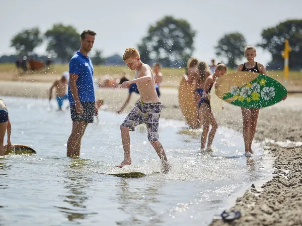 Surfboarding w stawie na kempingu Roan Terspegelt.