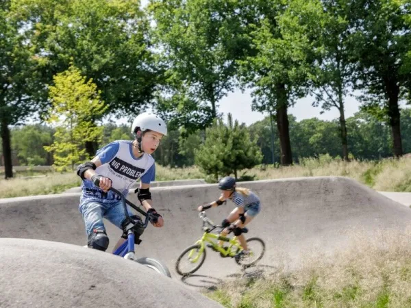 Pump track na kempingu Roan Terspegelt.