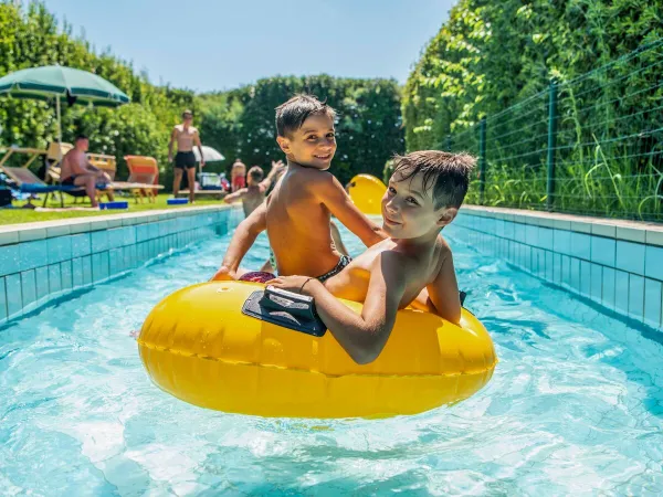 Leniwa rzeka na kempingu Roan Union Lido Mare.