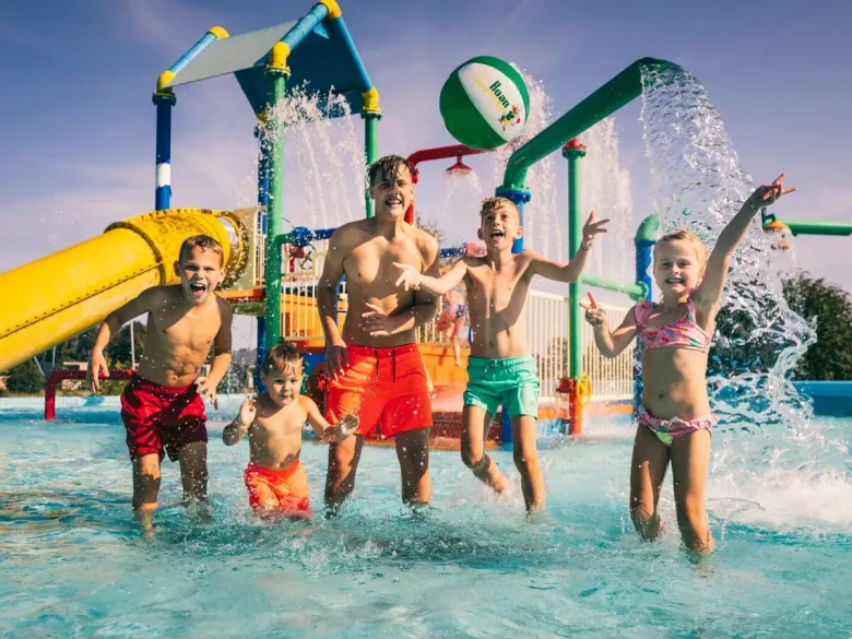 Wodny plac zabaw na kempingu Roan De Schatberg.