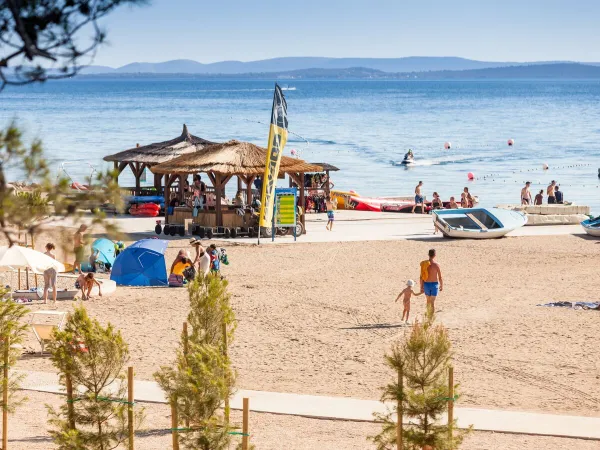 Plaża z zapleczem do uprawiania sportów wodnych na kempingu Roan w Zaton Holiday Resort.