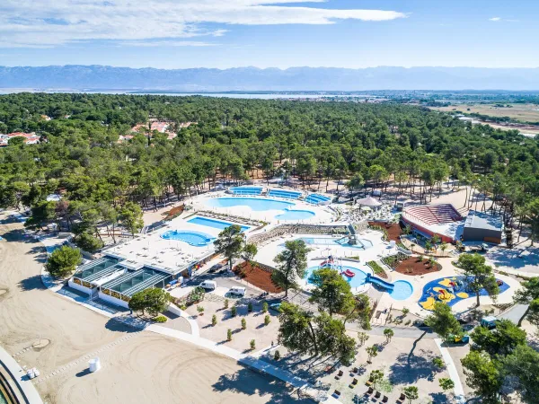 Widok na plażę i kompleks basenów na kempingu Roan w Zaton Holiday Resort.