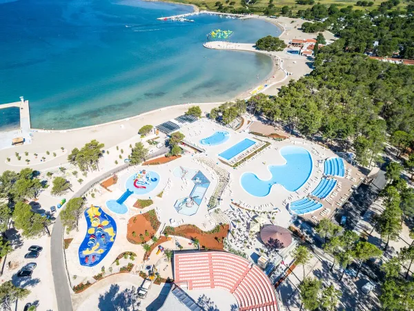 Przegląd plaży, basenu i teatru na kempingu Roan w Zaton Holiday Resort.
