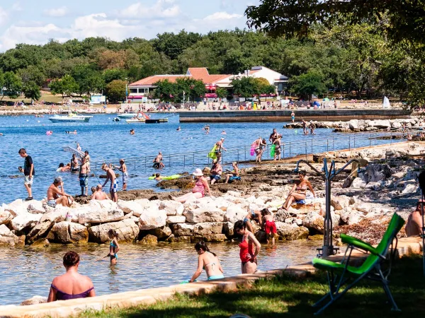 Żwirowa plaża w Roan Camping Park Umag.