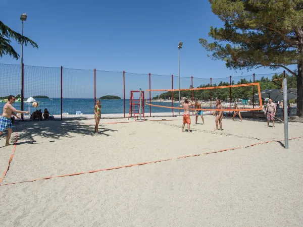 Siatkówka plażowa na kempingu Roan w Valkanela.