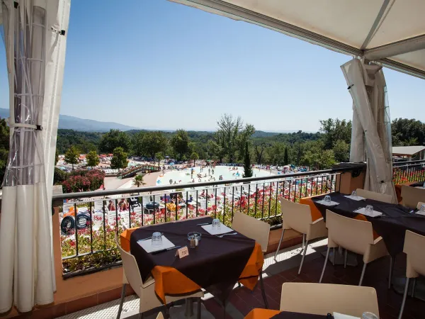 Widok na basen z balkonu restauracji na kempingu Roan hu Norcenni Girasole village.