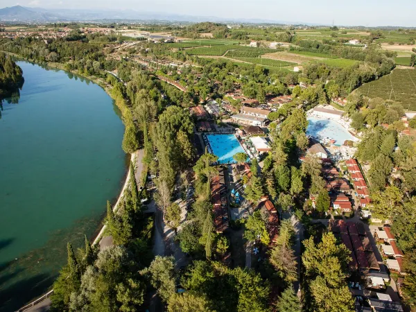 Przegląd lotniczy kempingu Roan hu Altomincio village.