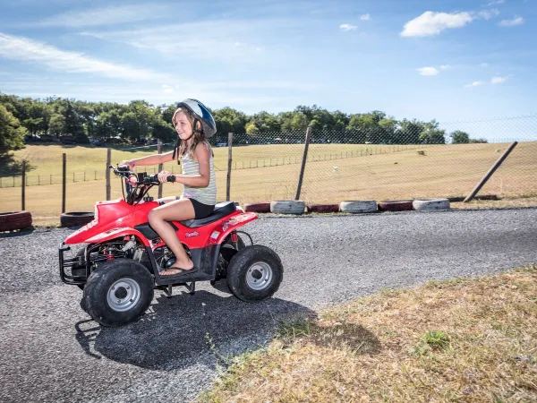 Miniquad na kempingu Roan Avit Loisirs.