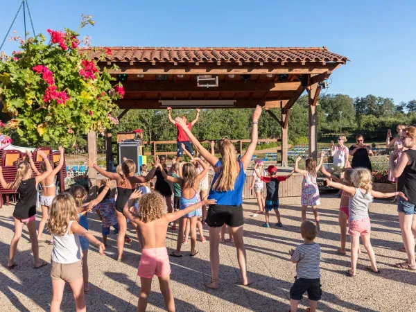 Animacje dla dzieci na kempingu Roan Avit Loisirs.