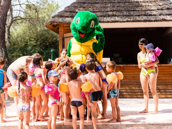 Maskotka aktywnej rozrywki na kempingu Roan La Pierre Verte.