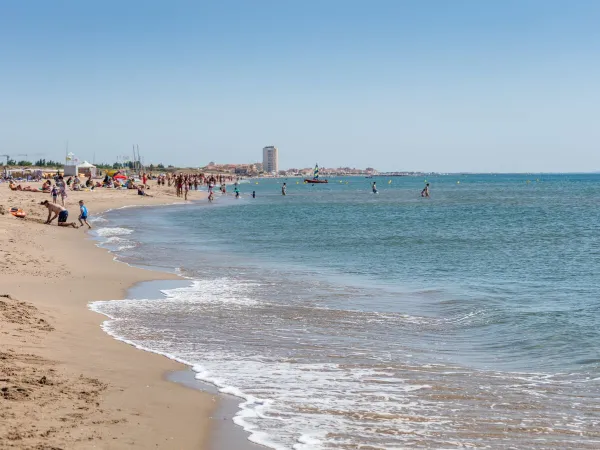 Piaszczysta plaża i morze w pobliżu kempingu Roan Les Sablines.