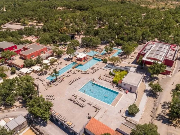 Przegląd basenów na kempingu Roan Aluna Vacances.