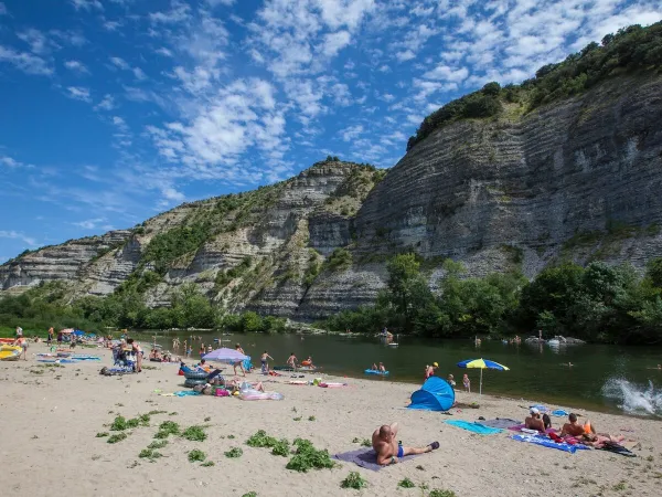 Plaża w Ardèche na kempingu Roan La Grand Terre.