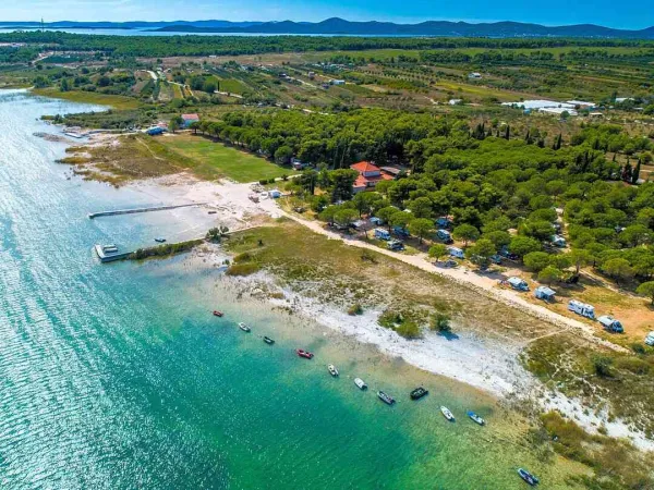 Linia brzegowa w pobliżu kempingu Roan w Karinie.