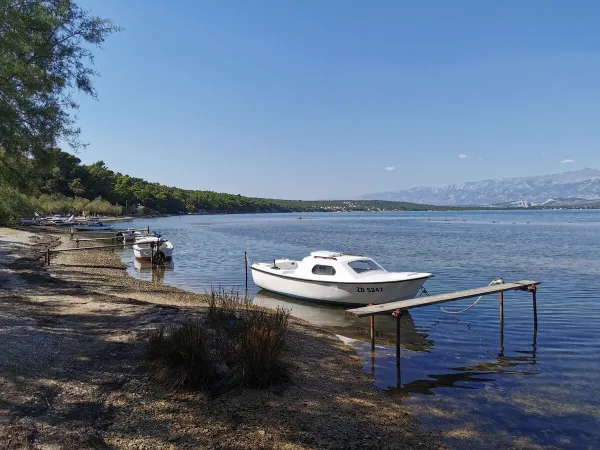 Przyjazne dla łodzi jezioro na kempingu Roan w Karinie.