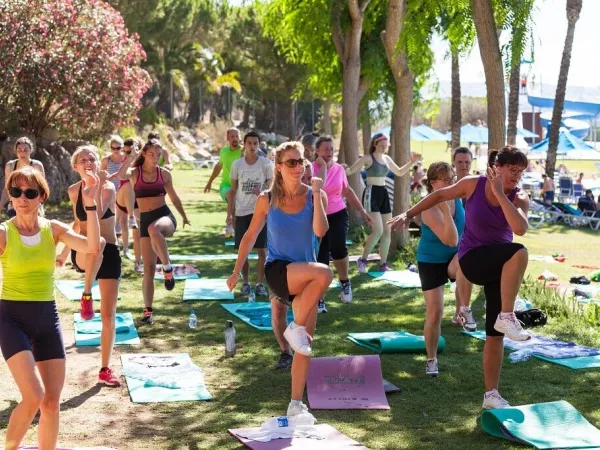 Aerobik na kempingu Roan Vilanova Park.