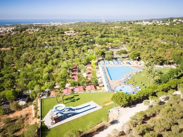 Przegląd kompleksu basenów na kempingu Roan Vilanova Park.