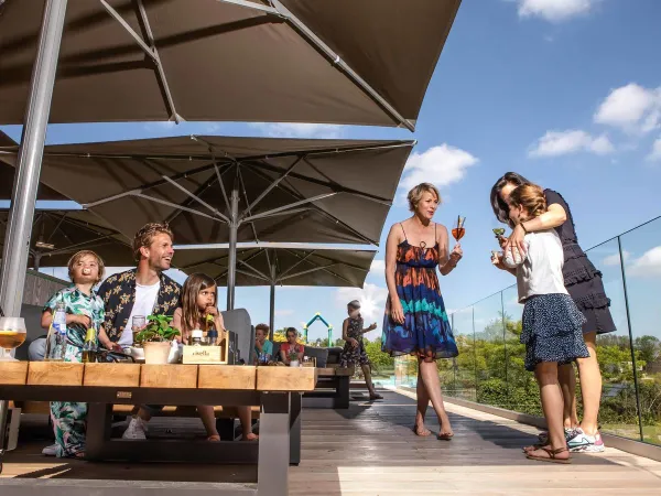 Taras wypoczynkowy restauracji na kempingu Roan De Schatberg.