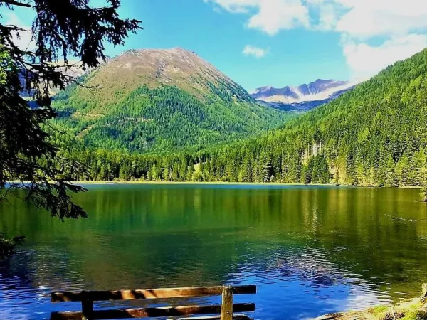 Piękne jezioro w pobliżu kempingu Roan Bella Austria.