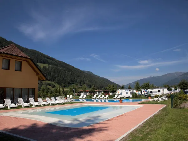 Przegląd basenów na kempingu Roan Bella Austria.