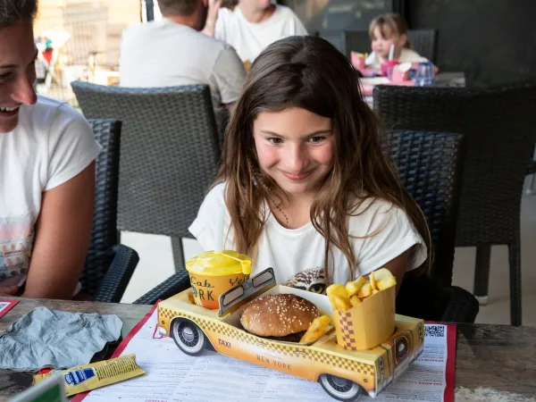 Danie dla dzieci dostępne na kempingu Roan hu Birkelt village.