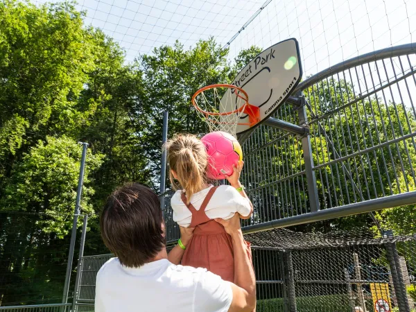 Obszar multisportowy kempingu Roan hu Birkelt village.
