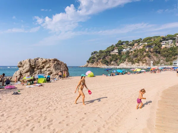 Plaża na kempingu Roan Cala Canyelles.