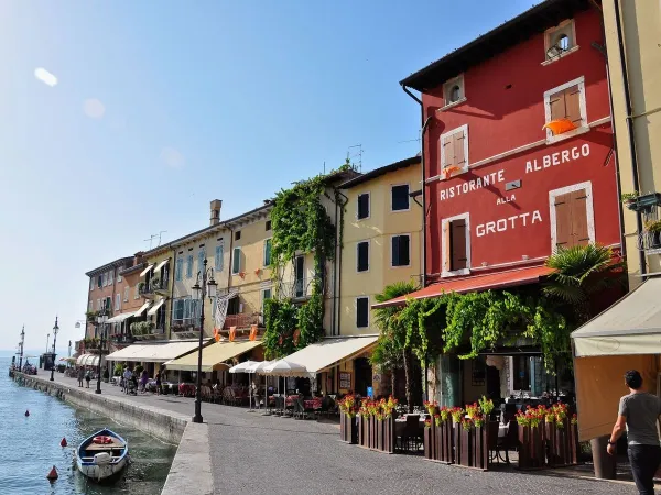 Atrakcyjna miejscowość Lazise w pobliżu kempingu Roan Altomincio.