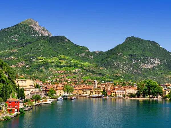 Miejscowość Riva del Garda w pobliżu kempingu Roan Altomincio.