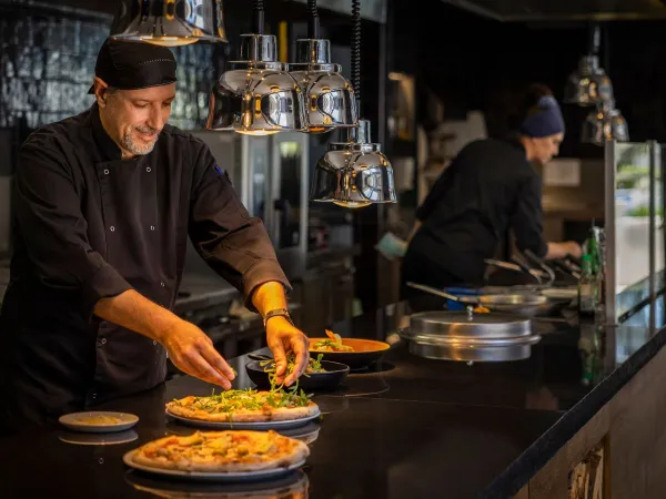 Świeżo przygotowana pizza na kempingu Roan Valkanela.